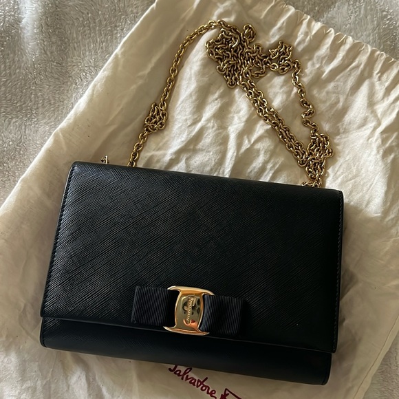 Beautiful bow Ferragamo bag - Picture 1 of 4